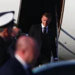 Live η άφιξη του Μακρόν στην Αθήνα – Σε λίγο η συνάντηση με τον Κυριάκο Μητσοτάκη