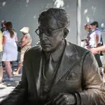 Καβάφης: Το νέο άγαλμα στην Διονυσίου Αρεοπαγίτου έγινε ήδη σημείο συνάντησης στην Αθήνα (Βίντεο – φωτό)