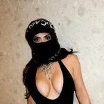 Κιμ Καρντάσιαν – Λιούις Χάμιλτον: Καθισμένη στα πόδια τουμε αποκαλυπτική μπλούζα – Δείτε φωτογραφία