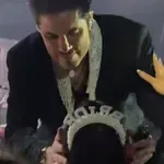 Νίκος Οικονομόπουλος: Το φιλί του σε νύφη που έκανε bachelorette – Δείτε βίντεο