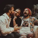 «Ο Ημιυπαίθριος» του Γιώργου Αλκαίου – Παράταση παραστάσεων στο θέατρο Coronet