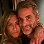 Η Jennifer Aniston σε τρυφερά στιγμιότυπα αγκαλιά με τον σύντροφό της Jim Curtis