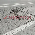 Λακκούβα – παγίδα στον παράδρομο της Εθνικής Αθηνών–Λαμίας: Κίνδυνος για οδηγούς στο ύψος της Άνοιξης (Βίντεο – φωτό)