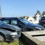 Απίστευτο τροχαίο στο Αγρίνιο: Αυτοκίνητα συγκρούστηκαν μέσα σε νεκροταφείο