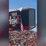 Σοκ σε αγώνα football στις ΗΠΑ: Αλεξιπτωτιστής μπλέχτηκε σε ηλεκτρονικό πίνακα με αμερικανική σημαία (Βίντεο)