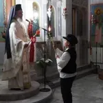 Ανάσταση: Καβγάς ιερέα με αντιδήμαρχο στην Εύβοια – Αρνήθηκε να πει «Χριστός Ανέστη» στη Μαγνησία (Βίντεο)