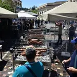 Κυριακή του Πάσχα: Πήραν φωτιά τα κάρβουνα και οι σούβλες σε όλη τη χώρα – «Τσίκνισε» όλο το Μοναστηράκι  (Βίντεο)