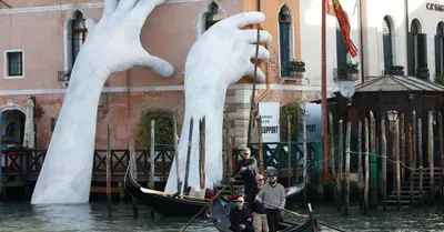 Biennale Βενετίας: Η Ρωσία επιστρέφει, η ΕΕ κόβει τη χρηματοδότηση και οι διαμαρτυρίες για το Ισραήλ συνεχίζονται