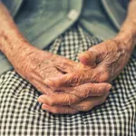 Σκηνές σοκ σε παράνομο γηροκομείο στους Αμπελόκηπους – Τέσσερις γυναίκες ζούσαν σε άθλιες συνθήκες