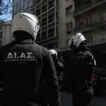 Πέραμα: Συνελήφθησαν από αστυνομικούς δύο άτομα που είχαν αρπάξει βίαια αλυσίδα λαιμού από άνδρα