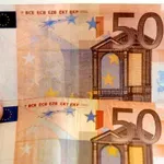 Νέο επίδομα 829 ευρώ: Οι δικαιούχοι το εισπράττουν για 12 μήνες