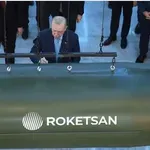 Ερντογάν: Υπέγραψε μεγαλοπρεπώς πάνω στον νέο υπερηχητικό πύραυλο Tayfun 4  (Βίντεο)