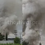 Θεσσαλονίκη: Μήνυμα 112 για φωτιά σε εταιρεία ανακύκλωσης – «Κλείστε πόρτες και παράθυρα» (Βίντεο)