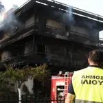 Ίλιον: Μαρτυρίες για τη φωτιά – «Ακούστηκαν εκρήξεις, άρπαξαν οι τέντες και η φωτιά έγινε ανεξέλεγκτη» (Βίντεο)