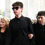 Σε βαρύ κλίμα η κηδεία του Βασίλη Ρίζου, γιου της Θεανώς Φωτίου – Παρών Τσίπρας και Κακλαμάνης (Φωτό & Βίντεο)