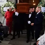 Πλήθος κόσμου στην κηδεία του Βασίλη Γκούμα – Παρών Κικίλιας, Μαυρωτάς και Μεϊμαράκης (Φωτό & Βίντεο)