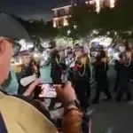 Ο Τζέιμς Μποντ στη Γλυφάδα: Ο Ντάνιελ Γκρεγκ παρακολούθησε την περιφορά του Επιταφίου (Βίντεο)