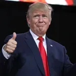 «Οι συνομιλίες με το Ιράν πάνε καλά», αναφέρει ο Τραμπ μετά τη νέα ένταση στα Στενά του Ορμούζ