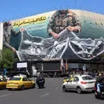 Παρέλαση με βαλλιστικούς πυραύλους στο Ιράν – «Κλειστό το Ορμούζ αν δεν τερματιστεί ο ναυτικός αποκλεισμός»