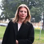 Η Μαρία Καρυστιανού καταγγέλλει ότι δεν την άφησαν να καταθέσει στεφάνι