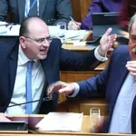 Καβγάς Πολάκη-Λαζαρίδη στη Βουλή: «Σκασμός, τώρα μιλάω εγώ» – «Σαπίλα είστε»