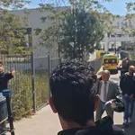 Μεγάλη αναστάτωση στην Λουκάρεως: Βίντεο από την απομάκρυνση των τραυματιών με ασθενοφόρα