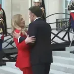 Ο Μακρόν υποδέχθηκε με… σφιχτή αγκαλιά και φιλί τη Μελόνι στο Μέγαρο των Ιλισίων (Βίντεο)