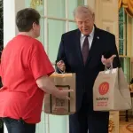 Σόου Τραμπ on camera: Παρήγγειλε McDonald’s στον Λευκό Οίκο και έδωσε 100 δολάρια φιλοδώρημα σε διανομέα