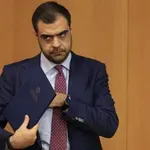 Μαρινάκης εναντίον Τσίπρα: Όσο πέφτει στις δημοσκοπήσεις τόσο ανεβάζει τον πήχη του θράσους