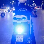 Κινηματογραφική καταδίωξη στο Φάληρο – Οδηγός ΙΧ εμβόλισε περιπολικό και διέφυγε