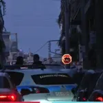 Θρίλερ στον Νέο Κόσμο: Ταμπουρωμένος 51χρονος με καραμπίνα στο σπίτι του – Ειδικός διαπραγματευτής της ΕΛ.ΑΣ στο σημείο