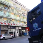 Θεσσαλονίκη: Απομακρύνθηκε από αστυνομικούς ο 20χρονος φοιτητής που πετούσε αντικείμενα από το μπαλκόνι (Βίντεο)