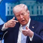 Αντίστροφη μέτρηση για την απειλή Τραμπ – Διαβουλεύσεις και σενάρια για τη λήξη της διορίας στο Ιράν