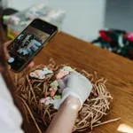 Η Ανάσταση ως “content”: Πώς βιώνουμε το Πάσχα στην εποχή των social media