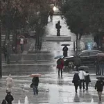 Έκτακτο δελτίο καιρού για έντονα φαινόμενα: Τέσσερις περιοχές σε πορτοκαλί συναγερμό – Άνοιξαν οι ουρανοί στην Αττική