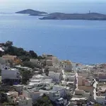 Σύρος: Η «αρχόντισσα των Κυκλάδων» πρωταγωνιστεί στα βρετανικά μέσα ως ο απόλυτος αυθεντικός προορισμός