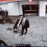 Washington Post: Οπτικό υλικό από την επίθεση στη δεξίωση Τραμπ δεν δείχνει τον δράστη να πυροβολεί πράκτορες