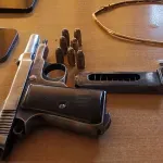Συνελήφθη 22χρονος με πιστόλι και γεμιστήρα στην Αγία Βαρβάρα – Έκανε και απάτες προσποιούμενος τον λογιστή στα Γρεβενά