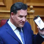 Τι σηματοδοτεί η προσπάθεια να εμπλακεί ο Άδωνις Γεωργιάδης σε ροζ ιστορία