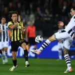 Super League: Ο Μύθου έσωσε τον βαθμό στο τέλος απέναντι στην ΑΕΚ, αλλά ο ΠΑΟΚ έπεσε τρίτος