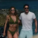 Η Κλέλια Ανδριολάτου και ο Χριστόφορος Παπακαλιάτης πάνω σε σκάφος στα γυρίσματα του Maestro
