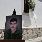 Ηράκλειο: Πλήθος κόσμου στο τελευταίο «αντίο» στον Νικήτα – «Ήρθατε τώρα που τον σκότωσαν» είπαν οι συγγενείς στους αστυνομικούς  (Φωτό & Βίντεο)
