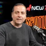 Μαξίμου σε «λειτουργία μπλακάουτ»: Aνάψτε κάνα φως… ΟΠΕΚΕΠΕ, υποκλοπές… – Δείτε το βίντεο