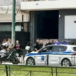 Καλλιθέα: Αδυνατεί να καταθέσει λόγω μέθης ο 58χρονος που πυροβόλησε με ούζι έξω από κατάστημα και τραυμάτισε την ιδιοκτήτρια