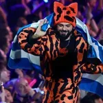 Η Ευρώπη καίγεται κι εμείς ανάβουμε προβολείς – Το πανηγύρι της Eurovision πάνω στα ερείπια της πραγματικότητας