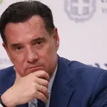 Γιατί ο Άδωνις Γεωργιάδης μπαίνει στο στόχαστρο όλης της αντιπολίτευσης είτε φταίει είτε δε φταίει – Οι αφορμές, οι υπερβολές και ο πολιτικός ρόλος της «ασπίδας» του Μητσοτάκη