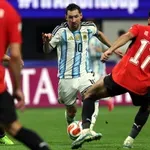 Λιονέλ Μέσι: Ο GOAT που αρνήθηκε να παραδοθεί – Η παράσταση που έστειλε την Αργεντινή στα προημιτελικά