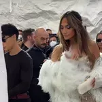 Jennifer Lopez: Η εντυπωσιακή εμφάνιση στο front row της επίδειξης Υψηλής Ραπτικής της Celia Kritharioti