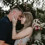 Taylor Swift και Travis Kelce: Τι αποκάλυψαν οι καλεσμένοι για τον γάμο τους στη Νέα Υόρκη