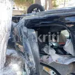 Κρήτη: Βίντεο-σοκ από αυτοκίνητο που «απογειώνεται», πέφτει σε δέντρο και ανατρέπεται